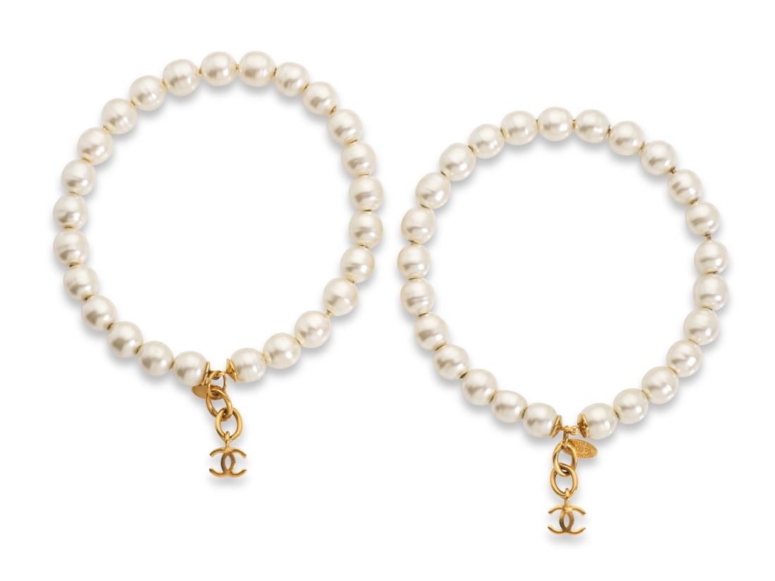 Chanel, collection Prêt à Porter Automne/Hiver 1995. Deux bracelets rigides de perles ...: Chanel, collection Prêt à Porter Automne/Hiver 1995. Deux bracelets rigides de perles blanches d'imitation. Chanel, Ready-to-Wear Autumn/Winter 1995 collection. Two rigid bracelets of imitat