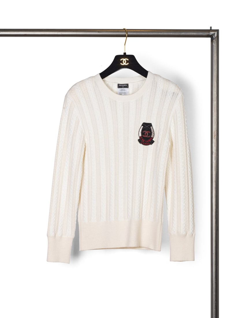 Chanel, collection Prêt-à-Porter, Automne-Hiver 2017. Pull en lainage tissé blanc...: Chanel, collection Prêt-à-Porter, Automne-Hiver 2017. Pull en lainage tissé blanc et ivoire. Chanel, Ready-to-Wear collection, Autumn-Winter 2017. White and ivory woven wool sweater. Di