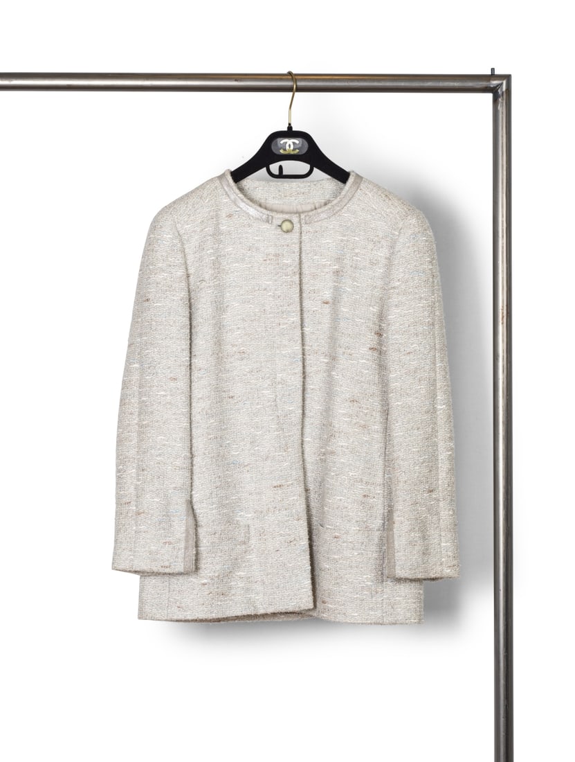 Chanel, collection Prêt-à-Porter, Automne/Hiver 1999. Veste longue en tweed gris chin&...: Chanel, collection Prêt-à-Porter, Automne/Hiver 1999. Veste longue en tweed gris chiné de lurex effiloché argent. Chanel, Ready-to-Wear collection, Autumn/Winter 1999. Long jacket