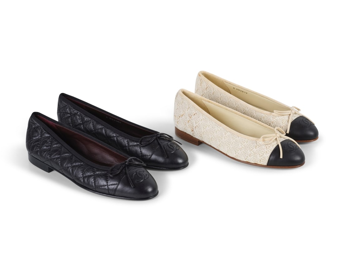 Chanel. Deux paires de ballerines, l'une en cuir noir, l'autre en crochet écru. Chanel. Two...: Chanel. Deux paires de ballerines, l'une en cuir noir, l'autre en crochet écru. Chanel. Two pairs of ballet flats, one in black leather, the other in ecru crochet. Condition grade: A +. Pointure