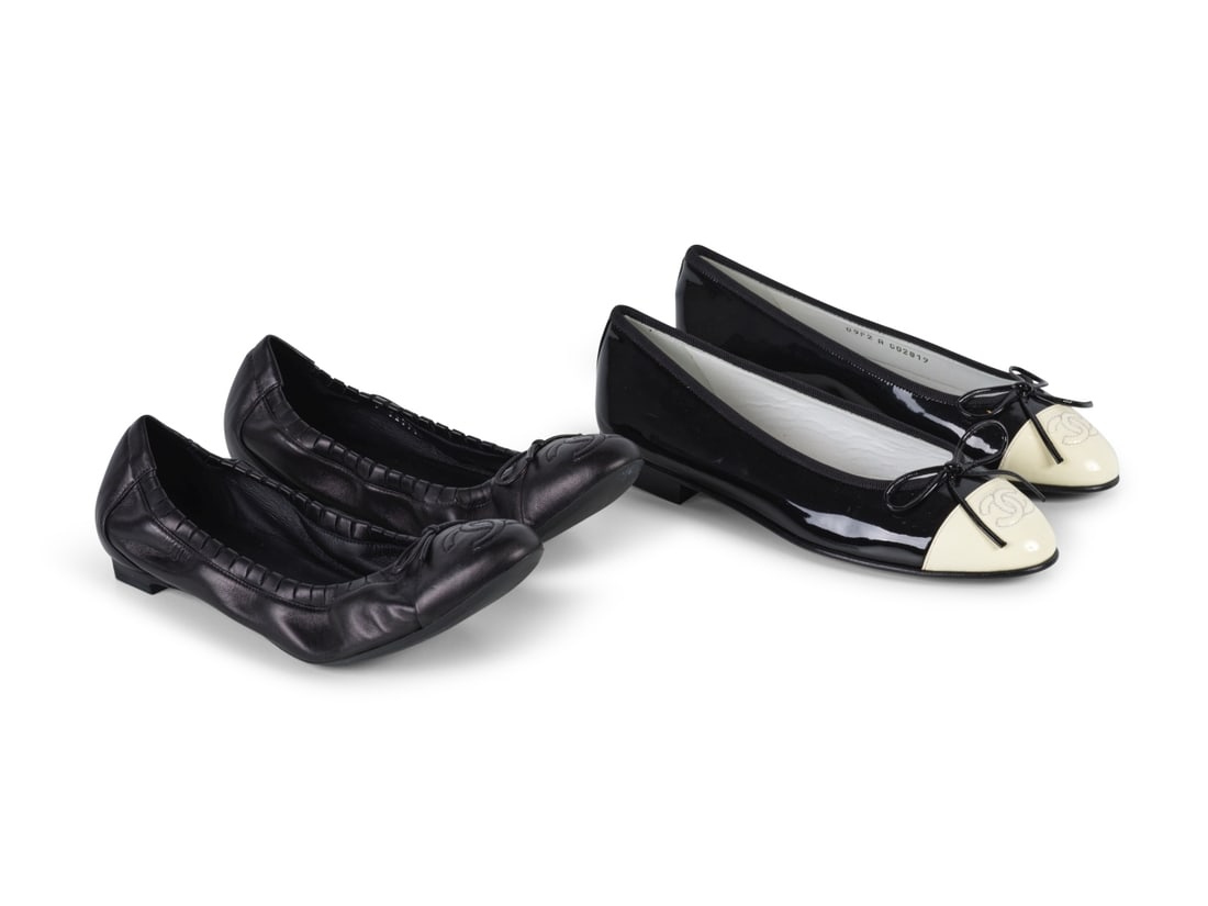 Chanel. Deux paires de ballerines, l'une en cuir vernis bicolore, l'autre en cuir agneau noir. C... (1 of 1)