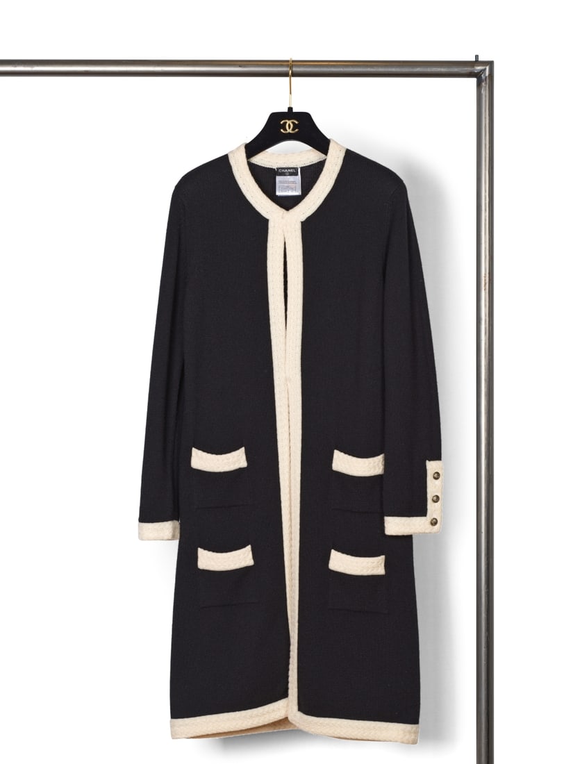 Chanel, collection Prêt-à-Porter, Automne-Hiver 2004. Long gilet en cachemire bicolore... (1 of 1)