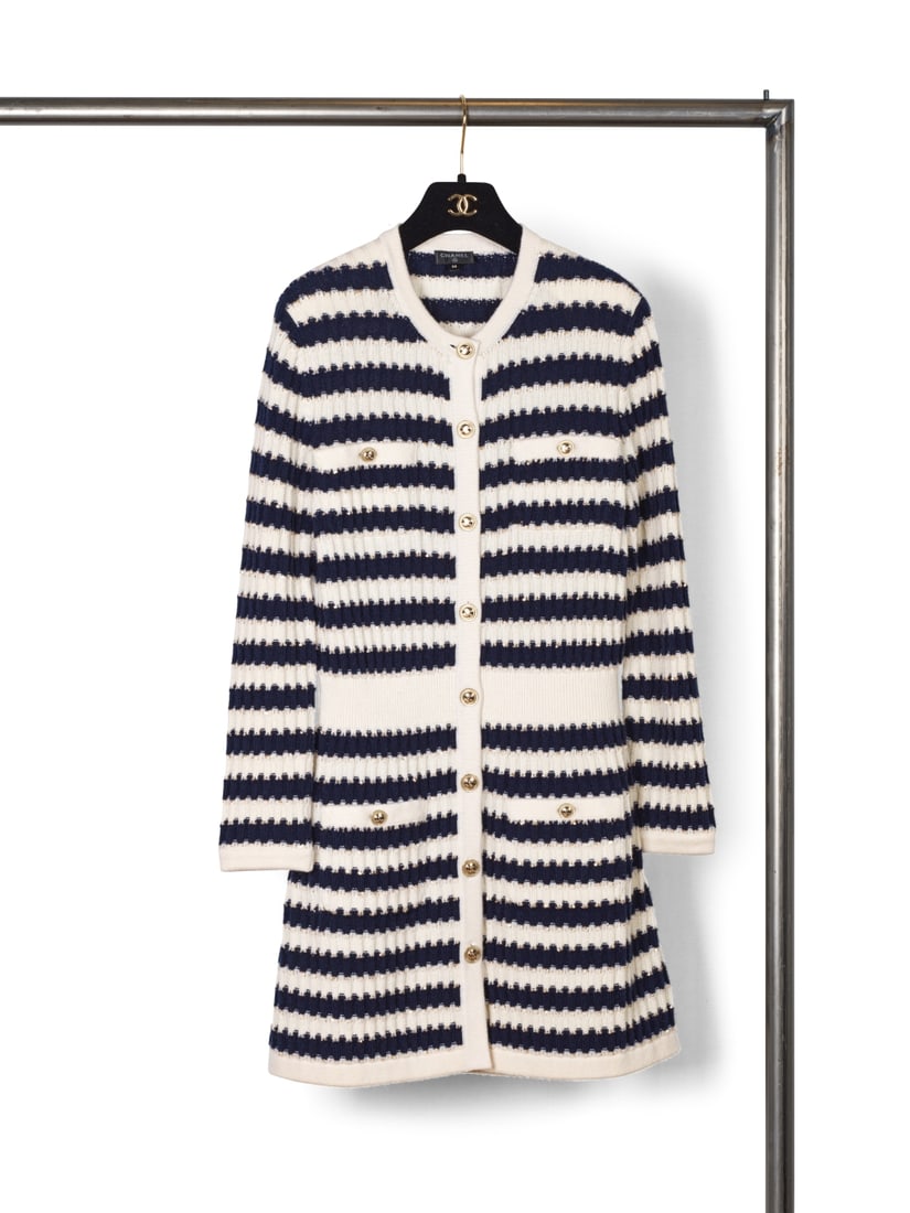 Chanel, collection Prêt-à-Porter, Printemps/Eté 2021. Long cardigan en cachemire ...: Chanel, collection Prêt-à-Porter, Printemps/Eté 2021. Long cardigan en cachemire rayé écru et bleu à sequins or. Chanel, Ready-to-Wear collection, Spring/Summer 2021. Lon