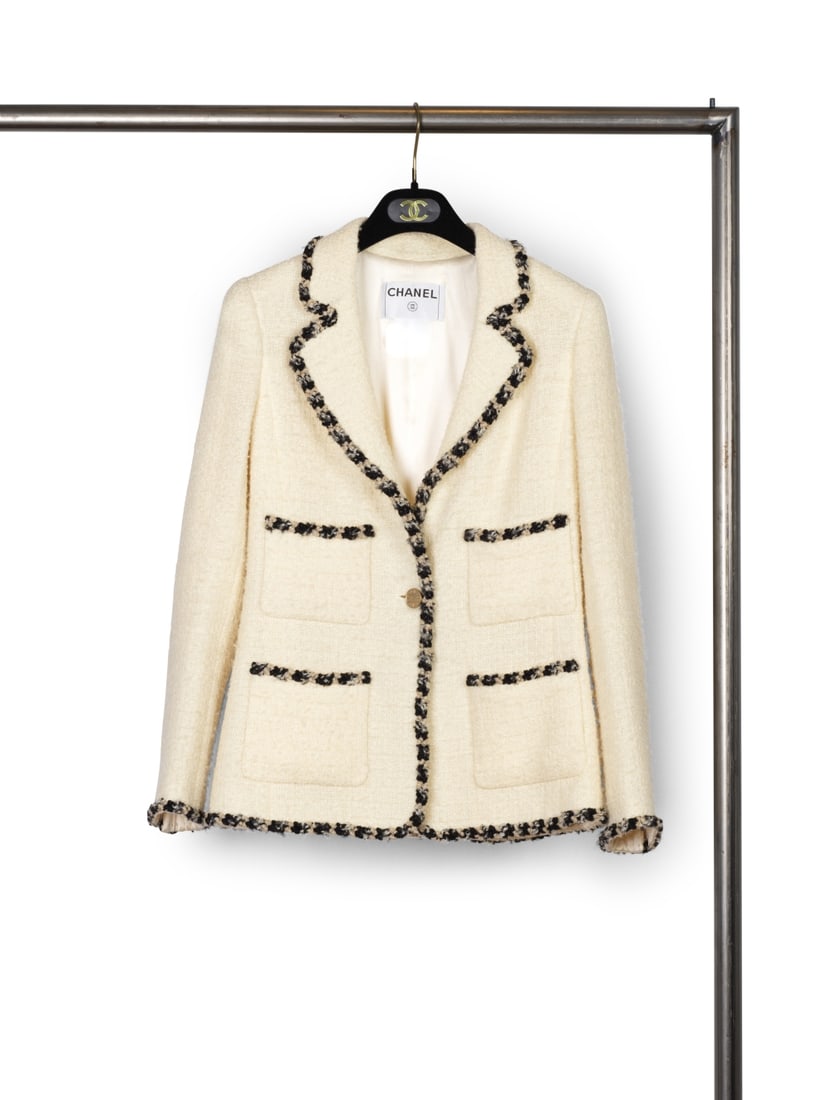 Chanel, collection Prêt-à-Porter, Automne/Hiver 2006. Veste en tweed écru gans...: Chanel, collection Prêt-à-Porter, Automne/Hiver 2006. Veste en tweed écru gansé d'une natte noire. Chanel, Ready-to-Wear collection, Autumn/Winter 2006. Ecru tweed jacket trimmed w