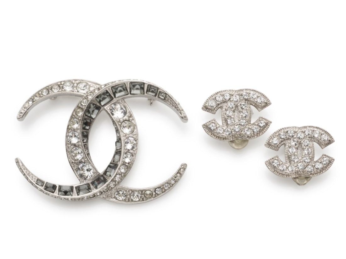 Chanel, collection Prêt à Porter Croisière 2015 et Automne/Hiver 2009. Broche et ...: Chanel, collection Prêt à Porter Croisière 2015 et Automne/Hiver 2009. Broche et clips d'oreilles CC strassés. Chanel, Ready-to-Wear Cruise 2015 and Autumn/Winter 2009 collections.