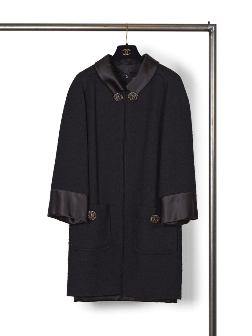Chanel, collection Métiers d'Art, Pre-Fall 2015 Paris - Salzburg. Robe et manteau en tweed ...: Chanel, collection Métiers d'Art, Pre-Fall 2015 Paris - Salzburg. Robe et manteau en tweed noir et satin de soie. Chanel, Métiers d'Art collection, Pre-Fall 2015 Paris - Salzburg. Dress and