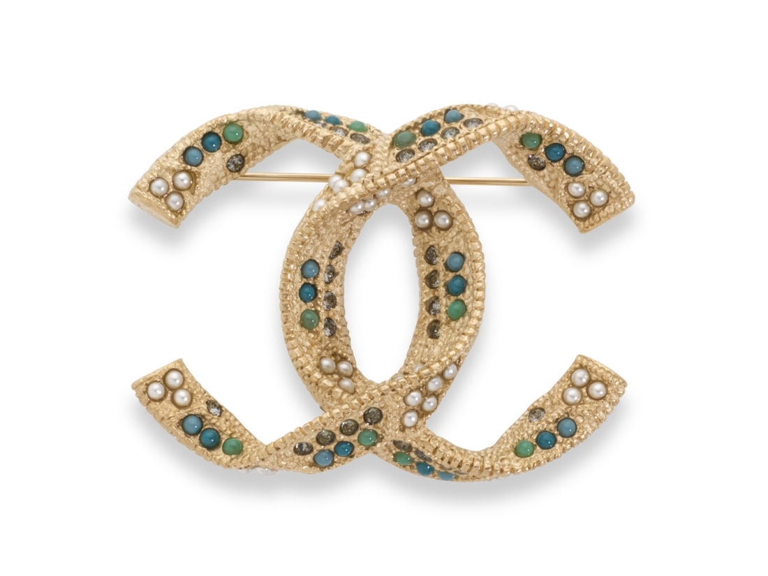 Chanel, collection Prêt à Porter Printemps/Eté 2015. Broche CC en métal dor&...: Chanel, collection Prêt à Porter Printemps/Eté 2015. Broche CC en métal doré et perles d'imitation dans les tons verts. Chanel, Ready-to-Wear Spring/Summer 2015 collection. CC