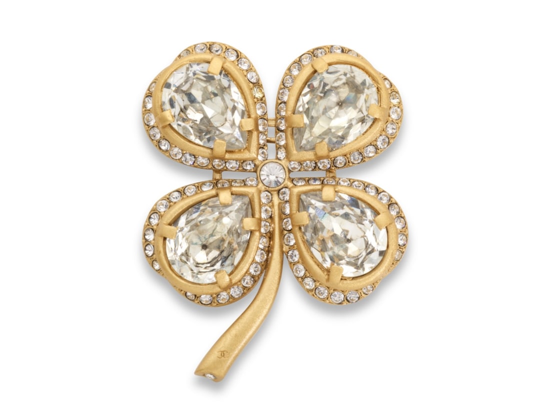 Chanel, collection Prêt à Porter Croisière 2001. Broche pendentif Trèfle en ...: Chanel, collection Prêt à Porter Croisière 2001. Broche pendentif Trèfle en métal doré et strass. Chanel, Ready-to-Wear Cruise 2001 collection. Clover pendant brooch in g