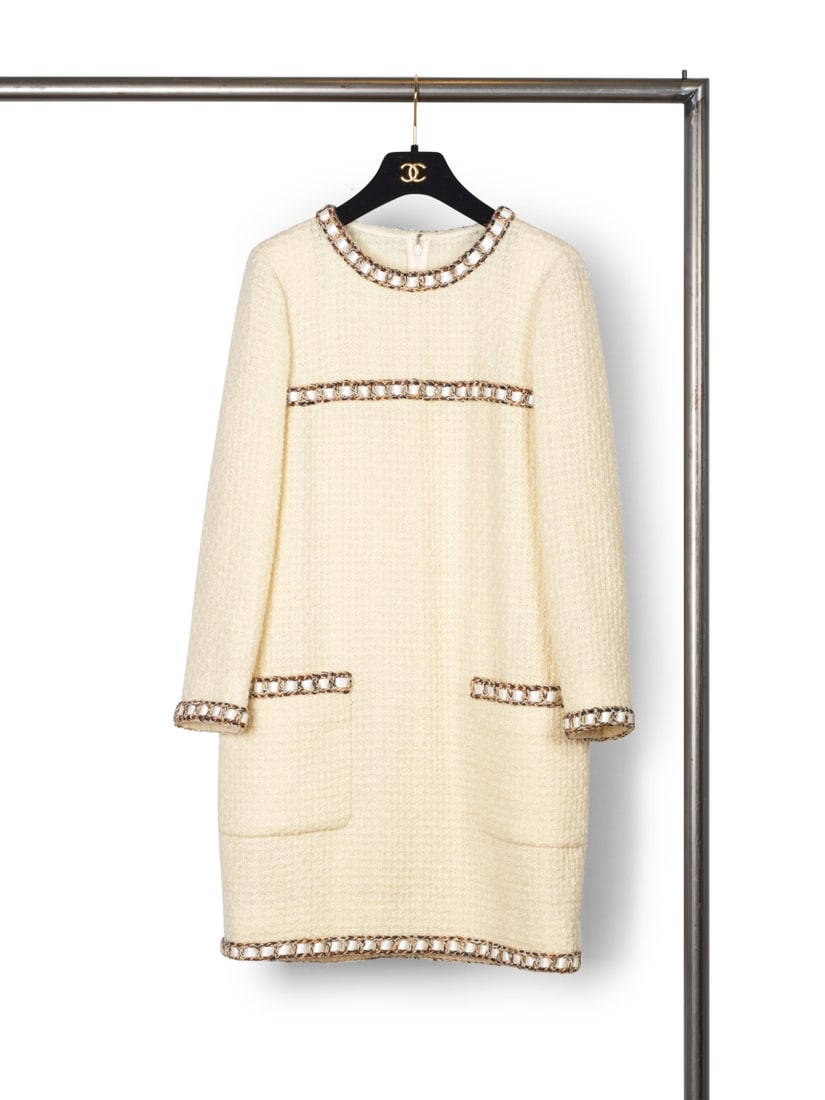 Chanel, collection Métiers d'Art, Pre-Fall 2016 Paris - Rome. Robe en tweed écru,à...: Chanel, collection Métiers d'Art, Pre-Fall 2016 Paris - Rome. Robe en tweed écru,à effet de chaines en satin et lainage dasn les tons rouille, bleu. Chanel, Métiers d'Art collectio