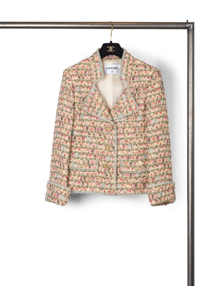 Chanel, collection Prêt-à-Porter, Croisière 2013 Versailles. Veste en tweed ruban...: Chanel, collection Prêt-à-Porter, Croisière 2013 Versailles. Veste en tweed rubans dans les tons verts, écru, corail gansé d'un scoubidou. Chanel, Ready-to-Wear Collection, Cr