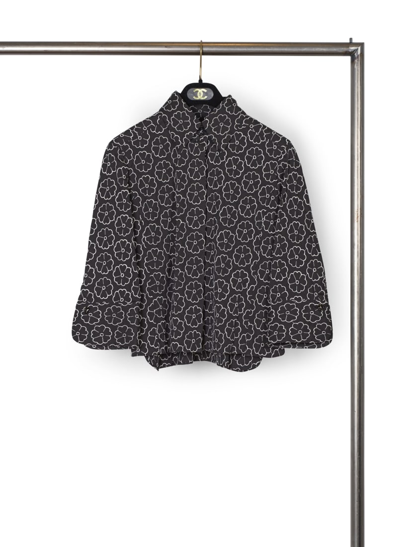 Chanel, collection Prêt-à-Porter, Printemps-Eté 2004. Veste chemise en coton noir...: Chanel, collection Prêt-à-Porter, Printemps-Eté 2004. Veste chemise en coton noir brodé à motif floral. Chanel, Ready-to-Wear collection, Spring-Summer 2004. Black cotton shir