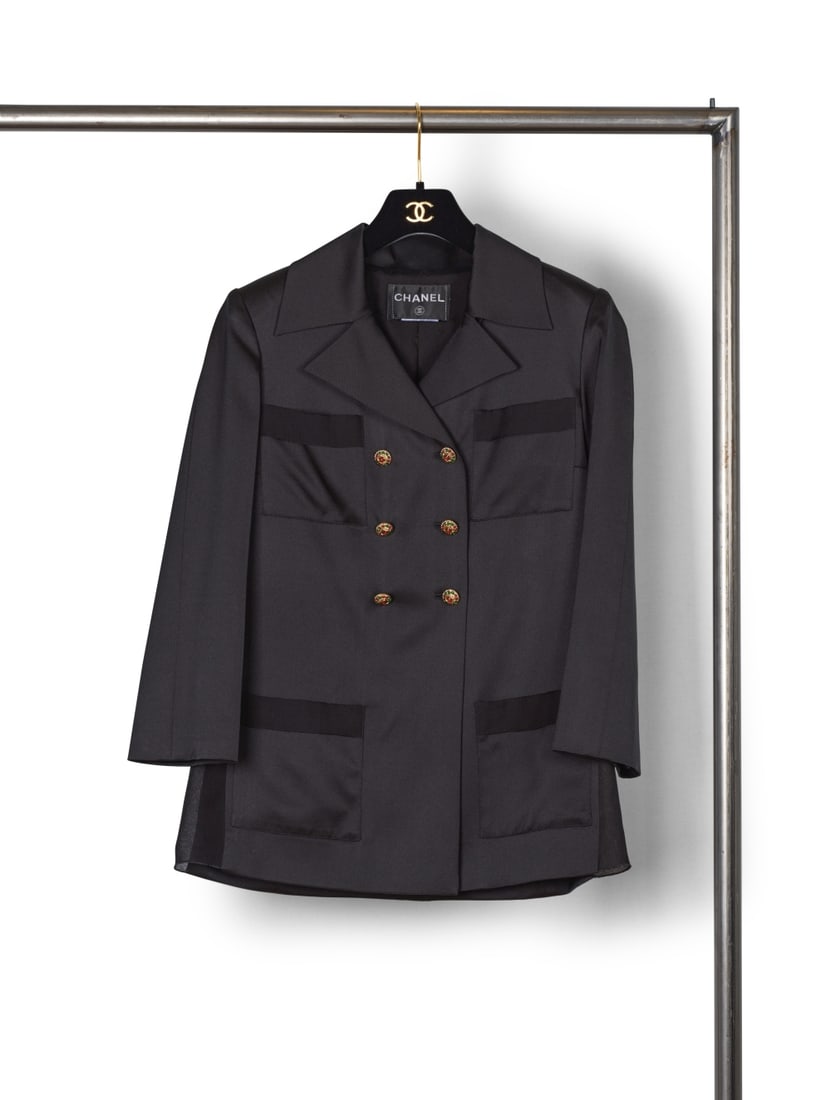 Chanel, collection Prêt-à-Porter, Printemps/Eté 2010. Veste double boutonnage en ...: Chanel, collection Prêt-à-Porter, Printemps/Eté 2010. Veste double boutonnage en satin et mousseline noire. Chanel, Ready-to-Wear collection, Spring/Summer 2010. Double-breasted jacket