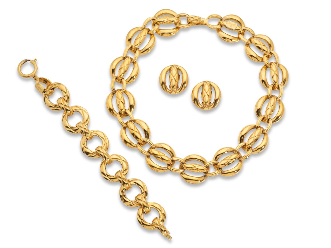 Chanel, années 1990. Collier, bracelet et clips d'oreilles en métal doré partiell... (1 of 1)