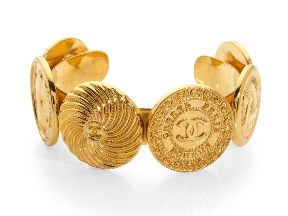 Chanel, années 1990. Bracelet pastilles en métal doré. Chanel, 1990s. Gold-tone m...: Chanel, années 1990. Bracelet pastilles en métal doré. Chanel, 1990s. Gold-tone metal disc bracelet. Directeur artistique: Karl Lagerfeld. Condition grade: A +. Diam.: 14,5 cm. Footnote