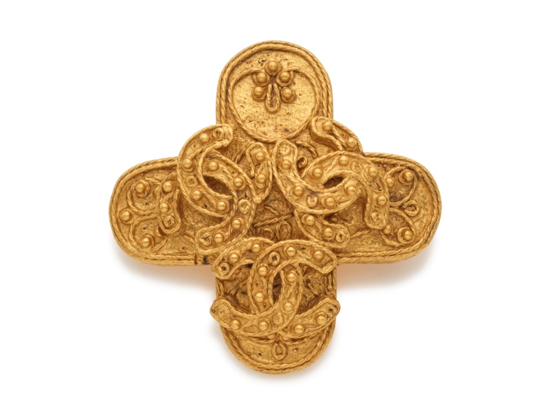 Chanel, collection Prêt à Porter, Automne/Hiver 2004. Broche croix stylisée en m&...: Chanel, collection Prêt à Porter, Automne/Hiver 2004. Broche croix stylisée en métal doré ciselé. Chanel, Ready-to-Wear collection, Autumn/Winter 2004. Stylized cross bro