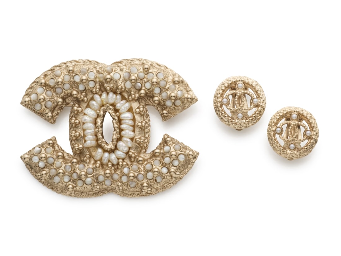 Chanel, collection Prêt à Porter Croisière 2011 et 2018. Broche CC et clips d'ore...: Chanel, collection Prêt à Porter Croisière 2011 et 2018. Broche CC et clips d'oreilles en métal champagne et perles d'imitation. Chanel, Ready-to-Wear Cruise 2011 and 2018 collecti