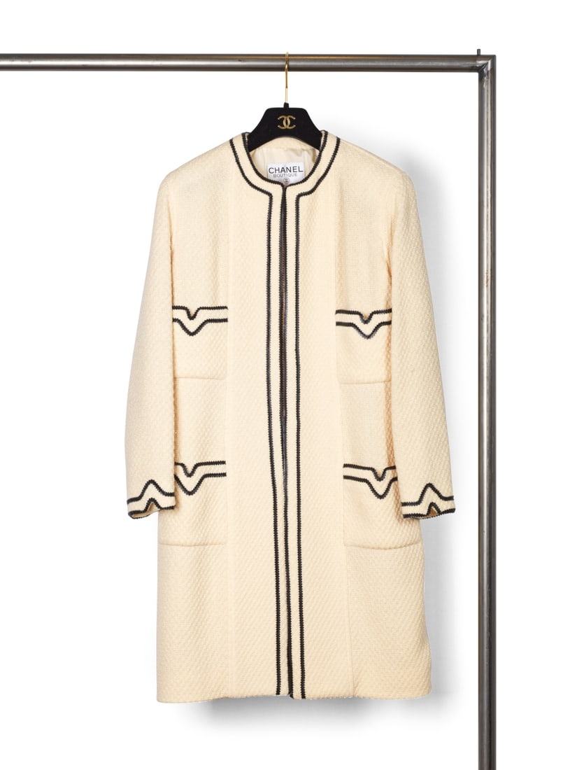 Chanel, collection Prêt-à-Porter, Automne/Hiver 1993. Manteau en tweed écru gans&...: Chanel, collection Prêt-à-Porter, Automne/Hiver 1993. Manteau en tweed écru gansé de cuir agneau noir. Chanel, Ready-to-Wear collection, Autumn/Winter 1993. Ecru tweed coat trimmed