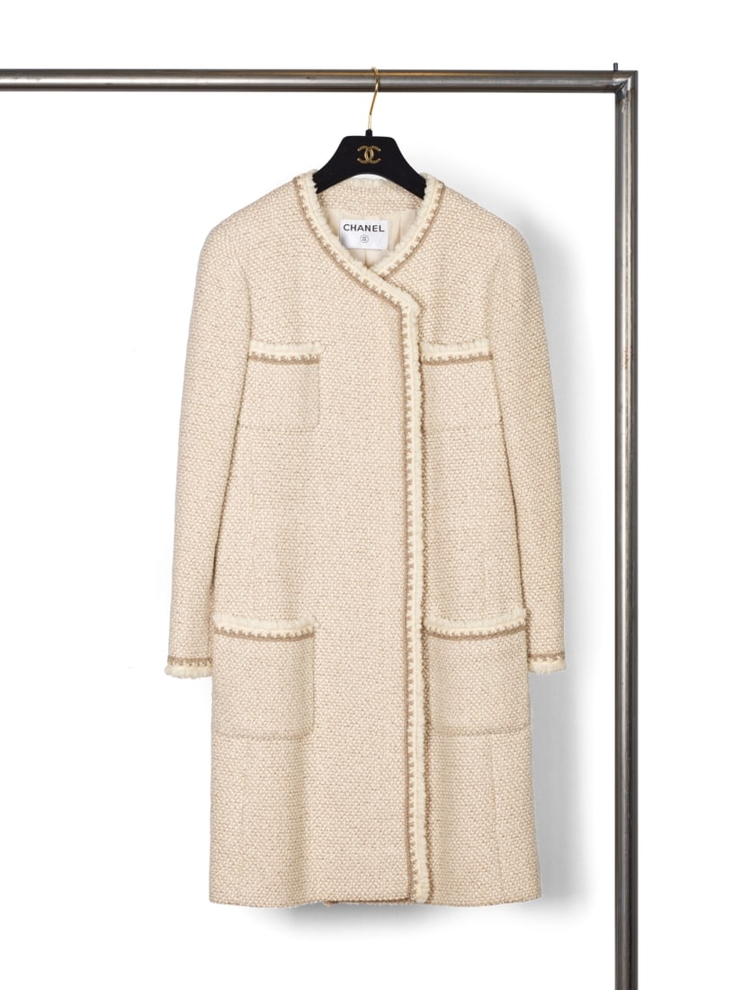 Chanel, collection Prêt-à-Porter, Automne-Hiver 2000. Manteau en tweed de laine blanc ...: Chanel, collection Prêt-à-Porter, Automne-Hiver 2000. Manteau en tweed de laine blanc et beige. Chanel, Ready-to-Wear collection, Autumn-Winter 2000. White and beige wool tweed coat. Directe