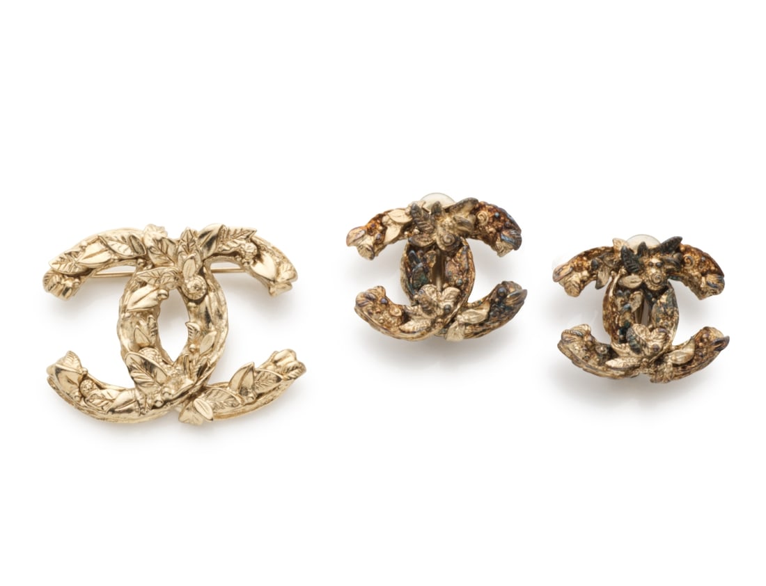Chanel, collection Prêt à Porter Automne/Hiver 2011. Broche et clips d'oreilles feuill...: Chanel, collection Prêt à Porter Automne/Hiver 2011. Broche et clips d'oreilles feuillage en métal champagne. Chanel, Ready-to-Wear Autumn/Winter 2011 collection. CC Foliage brooch and