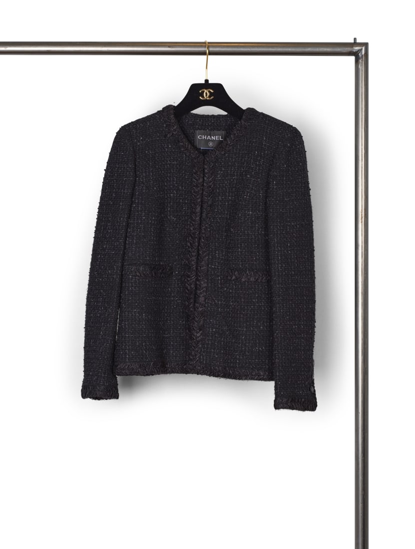Chanel, collection Prêt-à-Porter, Automne-Hiver 2010. Veste en tweed noir gansé d...: Chanel, collection Prêt-à-Porter, Automne-Hiver 2010. Veste en tweed noir gansé d'une natte chevron. Chanel, Ready-to-Wear collection, Autumn-Winter 2010. Black tweed jacket trimmed wit