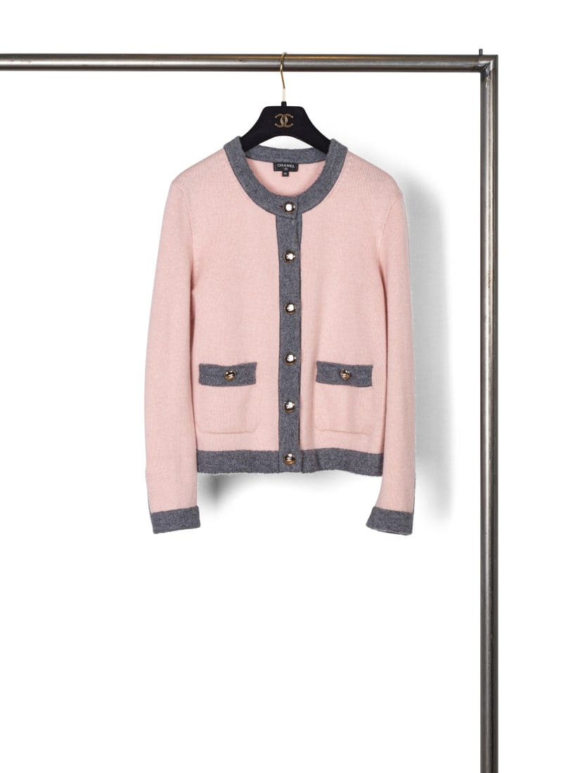 Chanel, collection Prêt-à-Porter, Automne/Hiver 2021. Cardigan en cachemire rose p... (1 of 1)