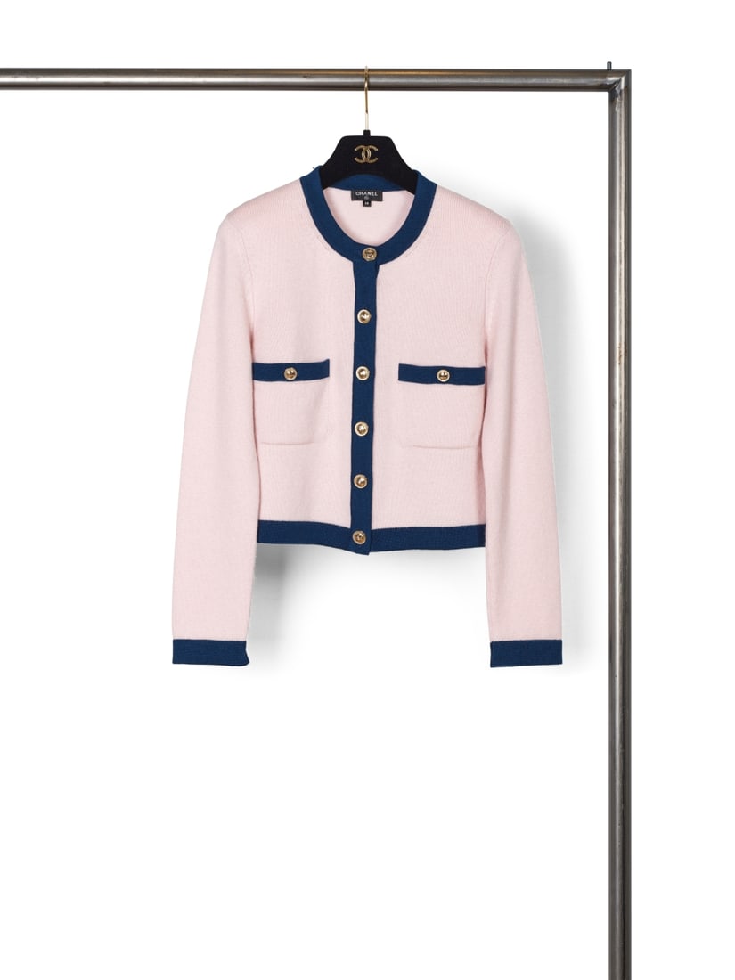 Chanel, collection Prêt-à-Porter, Printemps/Eté 2021. Cardigan en cachemire rose ...: Chanel, collection Prêt-à-Porter, Printemps/Eté 2021. Cardigan en cachemire rose pâle et marine. Chanel, Ready-to-Wear collection, Spring/Summer 2021. Pale pink and navy cashmere c