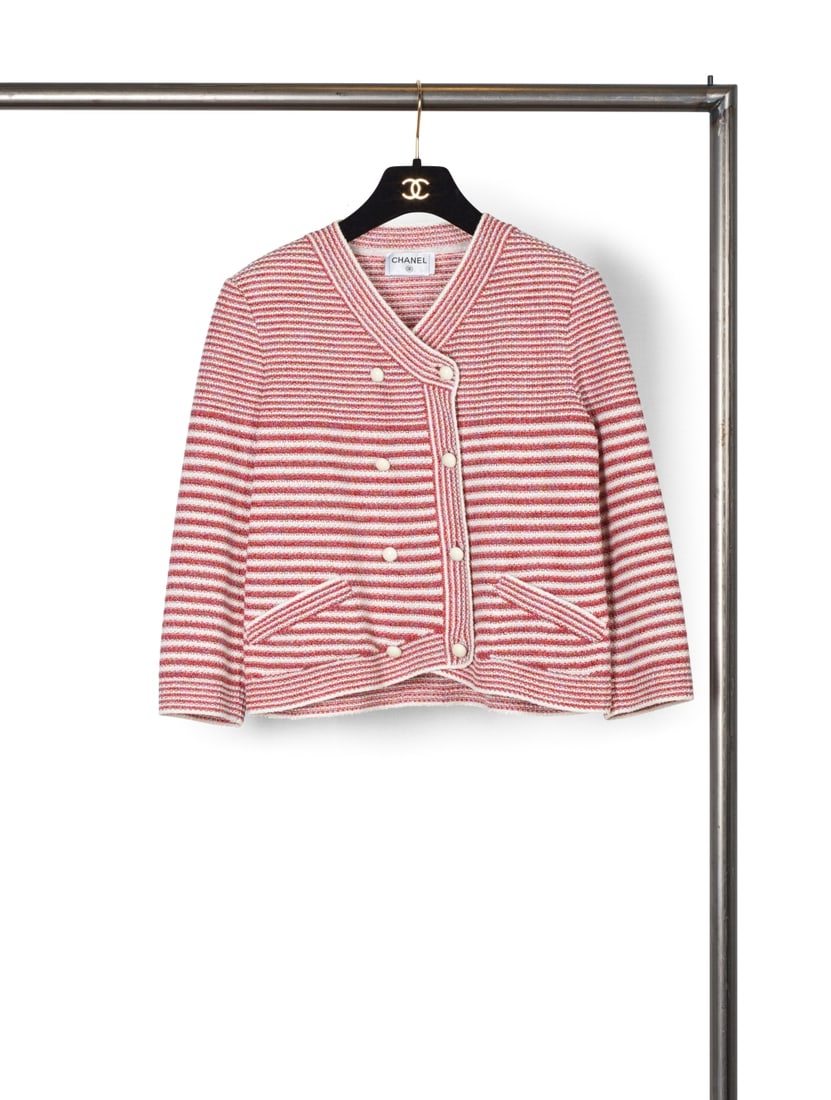 Chanel, collection Prêt-à-Porter, Printemps-Eté 2015. Veste courte en coton tiss&...: Chanel, collection Prêt-à-Porter, Printemps-Eté 2015. Veste courte en coton tissé rouge et blanc. Chanel, Ready-to-Wear collection, Spring-Summer 2015. Short jacket in red and whit