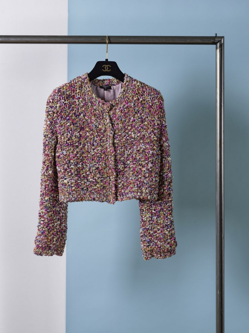 Chanel, collection Prêt-à-Porter, Printemps-Eté 2021. Veste courte tressée d...: Chanel, collection Prêt-à-Porter, Printemps-Eté 2021. Veste courte tressée de rubans dans les tons roses et brodée de perles d'imitation. Chanel, Ready-to-Wear collection, Spr
