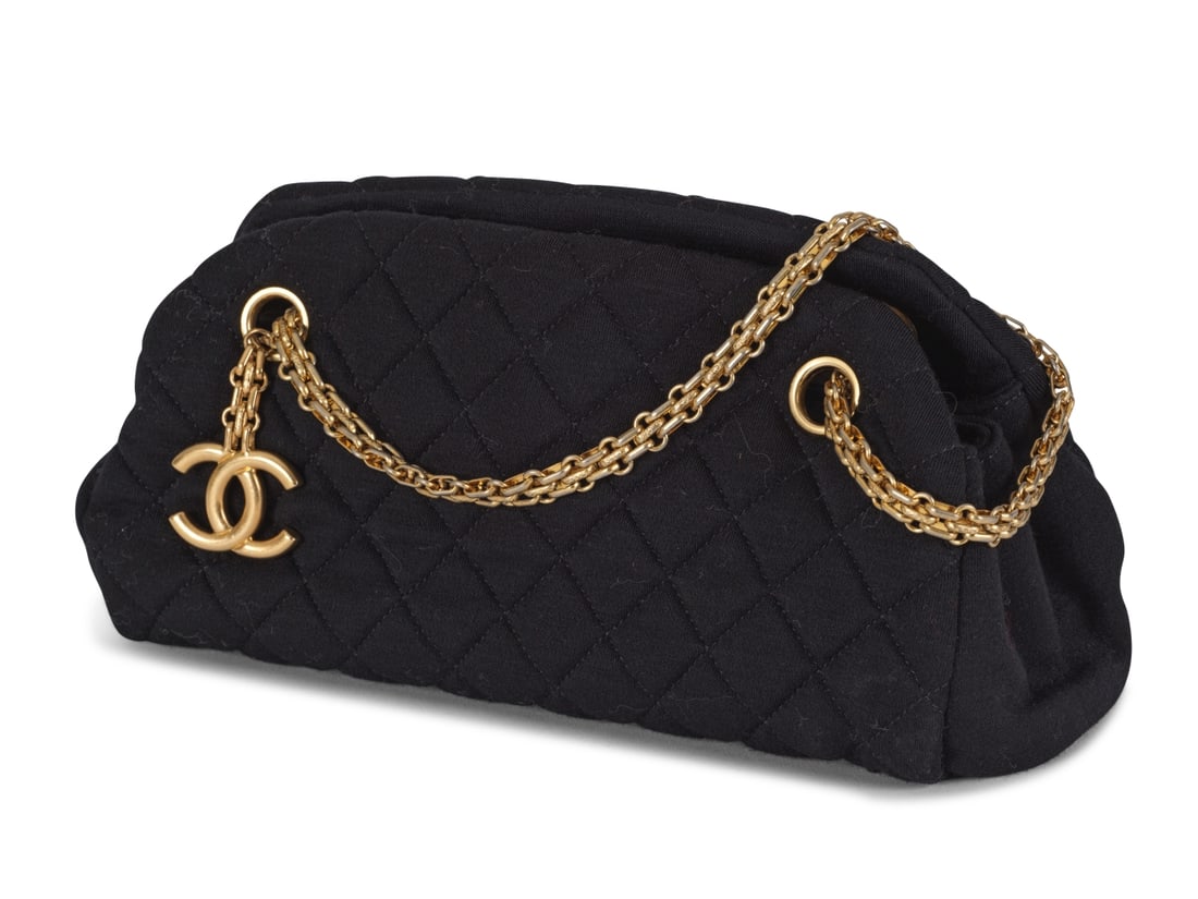 Chanel, année 2011. Sac Bowling Mademoiselle en jersey matelassé noir. Chanel, 2011. M...: Chanel, année 2011. Sac Bowling Mademoiselle en jersey matelassé noir. Chanel, 2011. Mademoiselle Bowling bag in black quilted jersey. Directeur artistique: Karl Lagerfeld. Condition grade: