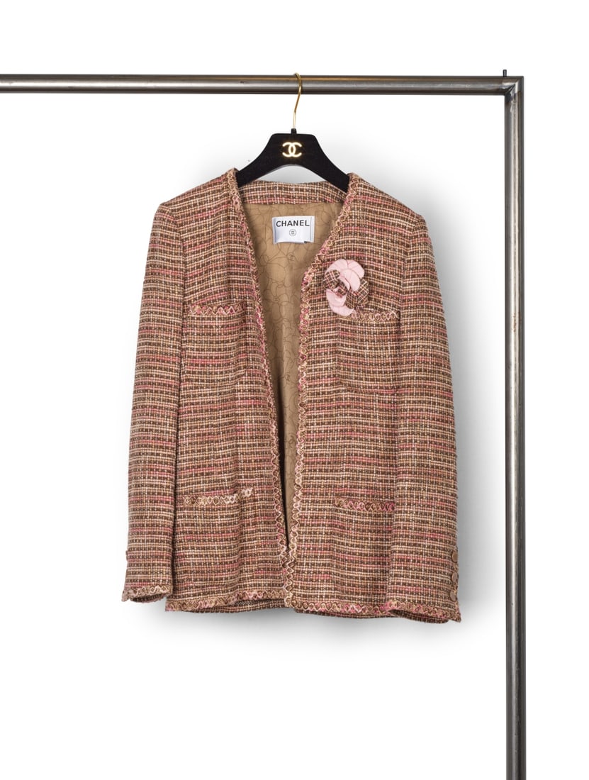 Chanel, collection Prêt-à-Porter, Printemps-Eté 2003. Veste longue à Cam...: Chanel, collection Prêt-à-Porter, Printemps-Eté 2003. Veste longue à Camélia en tweed brun et rose. Chanel, Ready-to-Wear collection, Spring-Summer 2003. Long Camellia jacket