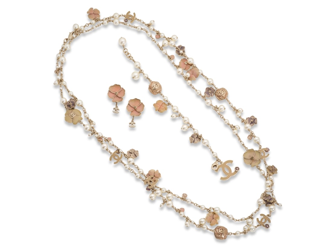 Chanel, collection Prêt à Porter Croisière 2013. Sautoir, bracelet et clips d'ore...: Chanel, collection Prêt à Porter Croisière 2013. Sautoir, bracelet et clips d'oreilles Pensées émaillées beige. Chanel, Ready-to-Wear Cruise 2013 collection. Necklace, br