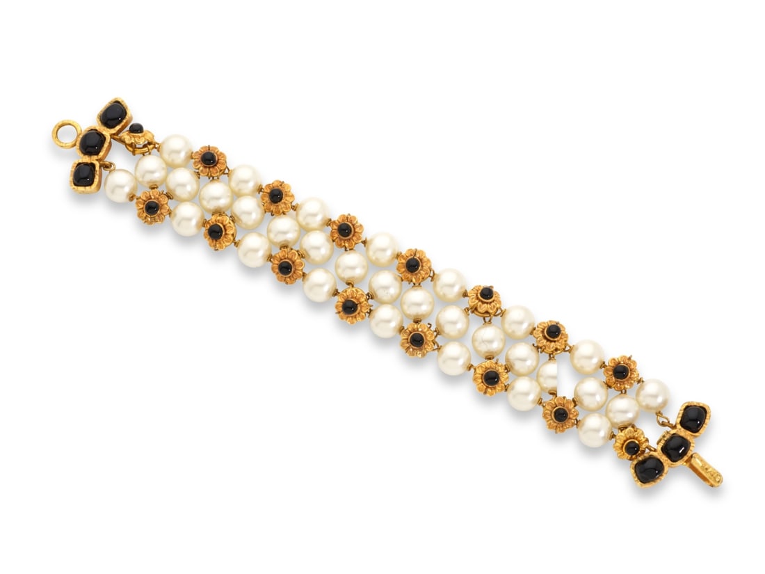 Chanel, collection Prêt à Porter Automne/Hiver 1995. Bracelet 3 rangs de perles d'imit...: Chanel, collection Prêt à Porter Automne/Hiver 1995. Bracelet 3 rangs de perles d'imitation et fleurs de pâte de verre noire. Chanel, Ready-to-Wear Autumn/Winter 1995 collection. Bracel