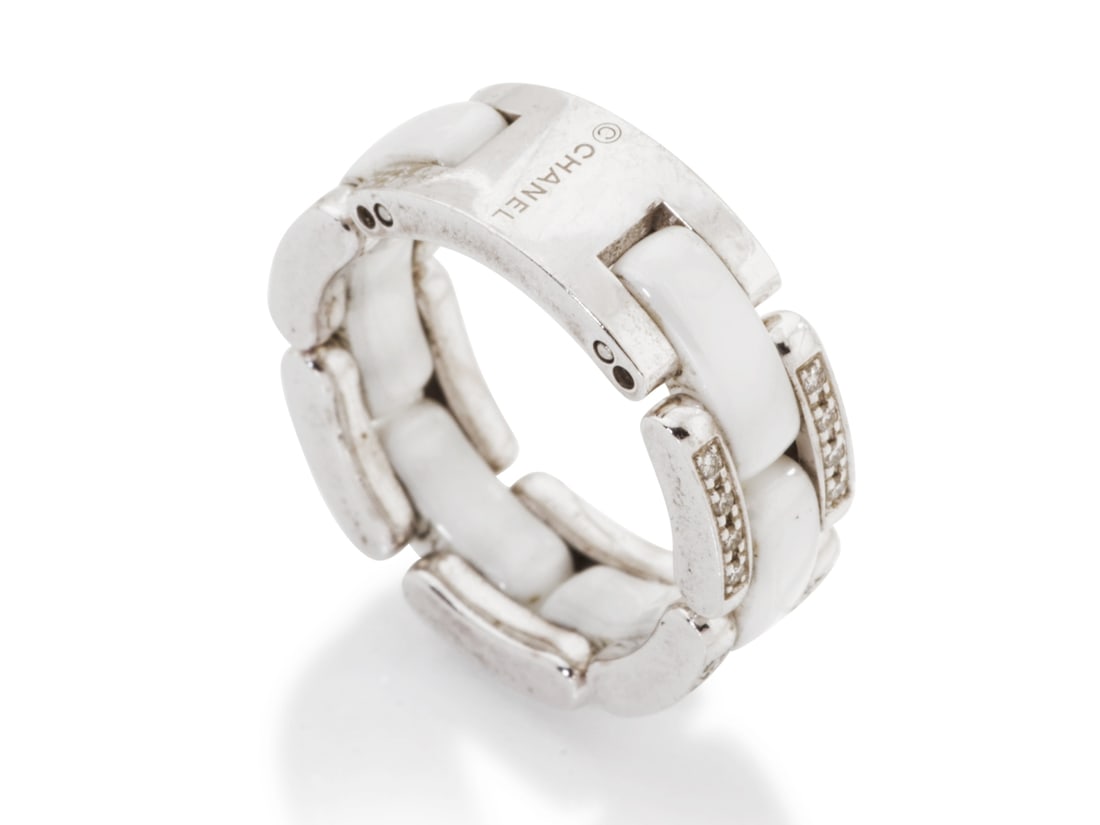 Chanel. Bague Ultra Moyen Modèle en or blanc 18 carats, diamants et céramique blanche....: Chanel. Bague Ultra Moyen Modèle en or blanc 18 carats, diamants et céramique blanche. Chanel. Ultra ring Medium Size in 18-carat white gold, diamonds and white ceramic. Condition grade: A -