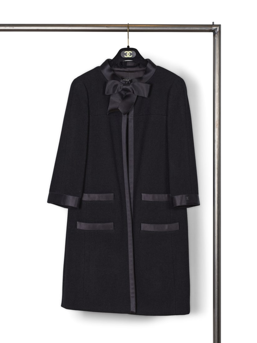 Chanel, collection Prêt-à-Porter, Automne-Hiver 2005. Manteau en lainage et satin noir... (1 of 1)