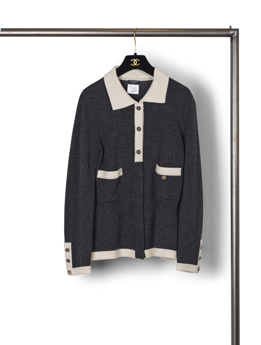 Chanel, collection Prêt-à-Porter, Automne-Hiver 2007. Gilet en cachemire gris gans... (1 of 1)