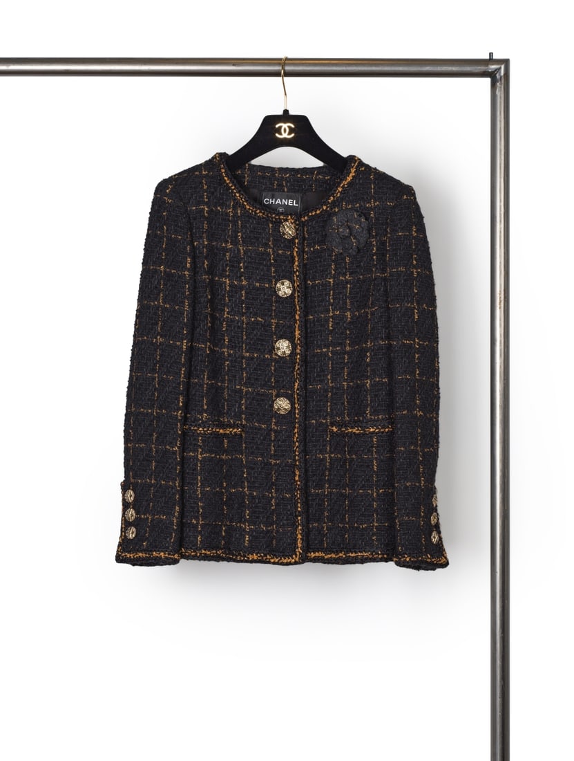 Chanel, collection Prêt-à-Porter, Autome-Hiver 2016. Tailleur jupe en tweed noir à...: Chanel, collection Prêt-à-Porter, Autome-Hiver 2016. Tailleur jupe en tweed noir à carreaux de lurex or. Chanel, Ready-to-Wear collection, Autumn-Winter 2016. Black tweed skirt suit wit