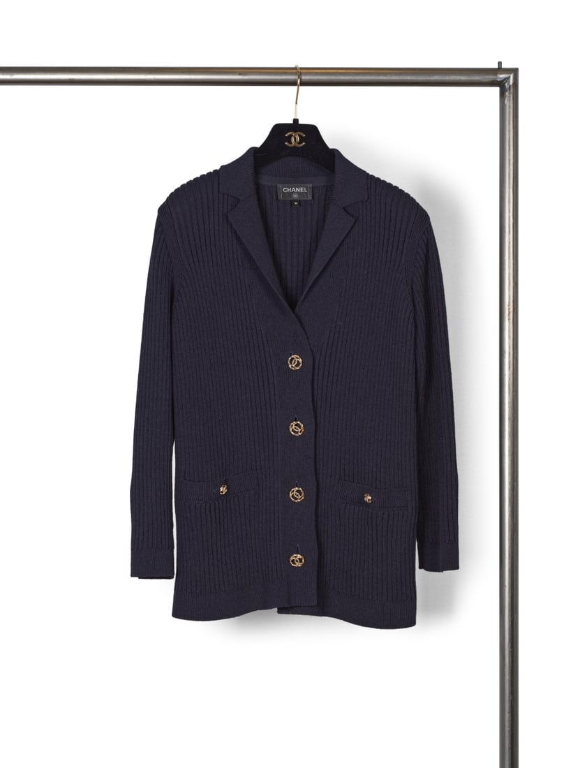 Chanel, collection Prêt-à-Porter, Printemps-Eté 2020. Veste longue en coton stri&...: Chanel, collection Prêt-à-Porter, Printemps-Eté 2020. Veste longue en coton strié marine.. Chanel, Ready-to-Wear collection, Spring-Summer 2020. Long navy striped cotton jacket. Di