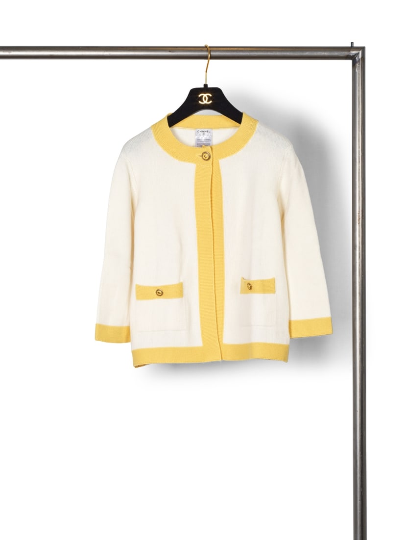 Chanel, collection Prêt-à-Porter, Printemps-Eté 2007. Cardigan en cachemire é...: Chanel, collection Prêt-à-Porter, Printemps-Eté 2007. Cardigan en cachemire écru et jaune. Chanel, Ready-to-Wear collection, Spring-Summer 2007. Ecru and yellow cashmere cardigan.