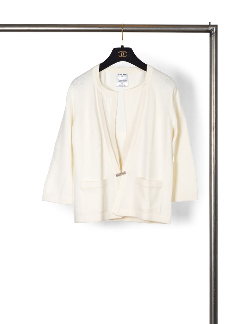 Chanel, collection Prêt-à-Porter, Printemps-Eté 2009. Cardigan en cachemire é...: Chanel, collection Prêt-à-Porter, Printemps-Eté 2009. Cardigan en cachemire écru.. Chanel, Ready-to-Wear collection, Spring-Summer 2009. Ecru cashmere cardigan. Directeur artistiqu
