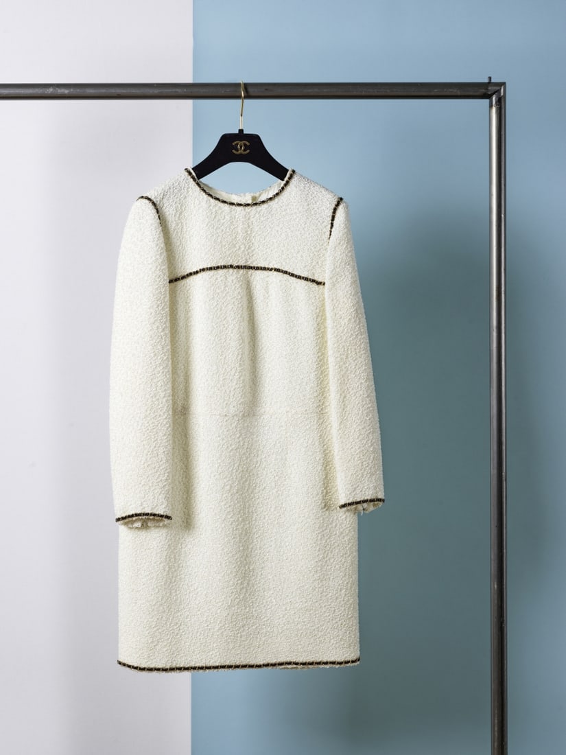 Chanel, collection Métiers d'Art, Pre-Fall 2019 Ancient Egypt. Robe en tweed blanc surlign&...: Chanel, collection Métiers d'Art, Pre-Fall 2019 Ancient Egypt. Robe en tweed blanc surlignée d'une chaine dorée entrelacée de cuir noir. Chanel, Métiers d'Art collection, Pre-