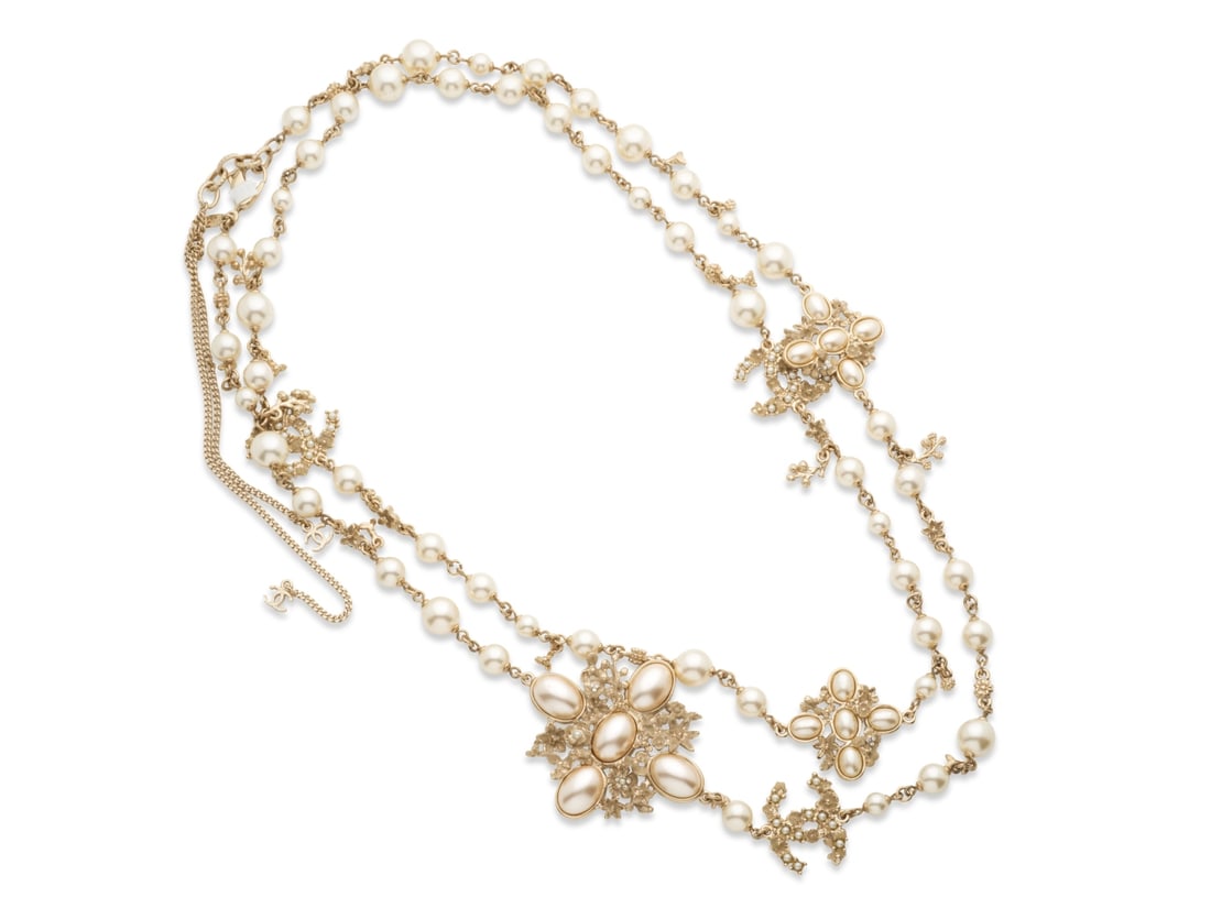 Chanel, collection Prêt à Porter Automne/Hiver 2012. Long sautoir en métal champa...: Chanel, collection Prêt à Porter Automne/Hiver 2012. Long sautoir en métal champagne et perles blanches d'imitation. Chanel, Ready-to-Wear Autumn/Winter 2012 collection. Long necklace i