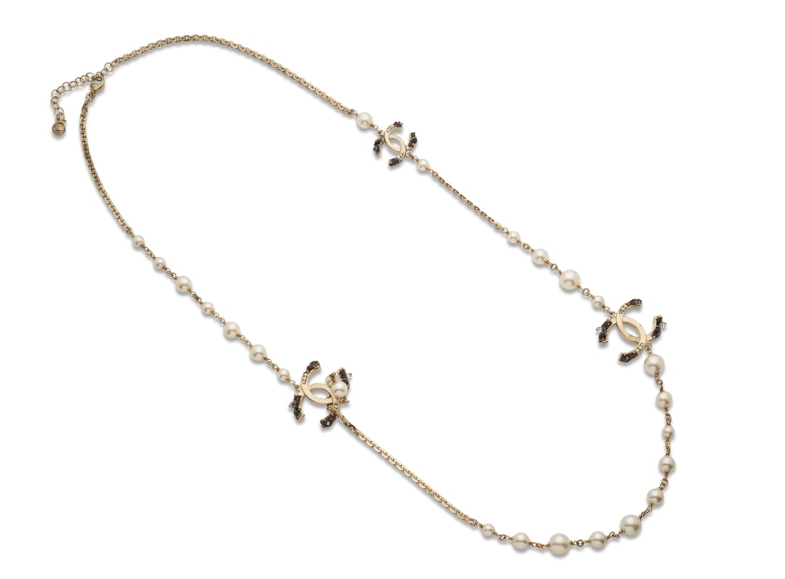 Chanel, collection Prêt à Porter Automne/Hiver 2012. Sautoir chaine Cristaux multicolo...: Chanel, collection Prêt à Porter Automne/Hiver 2012. Sautoir chaine Cristaux multicolores. Chanel, Ready-to-Wear Autumn/Winter 2012 collection. Long chain necklace with multicolored crystals