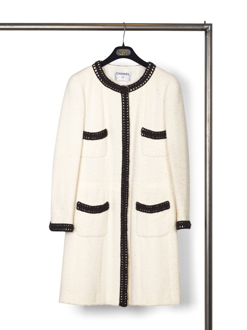 Chanel, collection Prêt-à-Porter, Automne-Hiver 2000. Manteau en tweed écru et no...: Chanel, collection Prêt-à-Porter, Automne-Hiver 2000. Manteau en tweed écru et noir. Chanel, Ready-to-Wear collection, Autumn-Winter 2000. Ecru and black tweed coat. Directeur artistiqu
