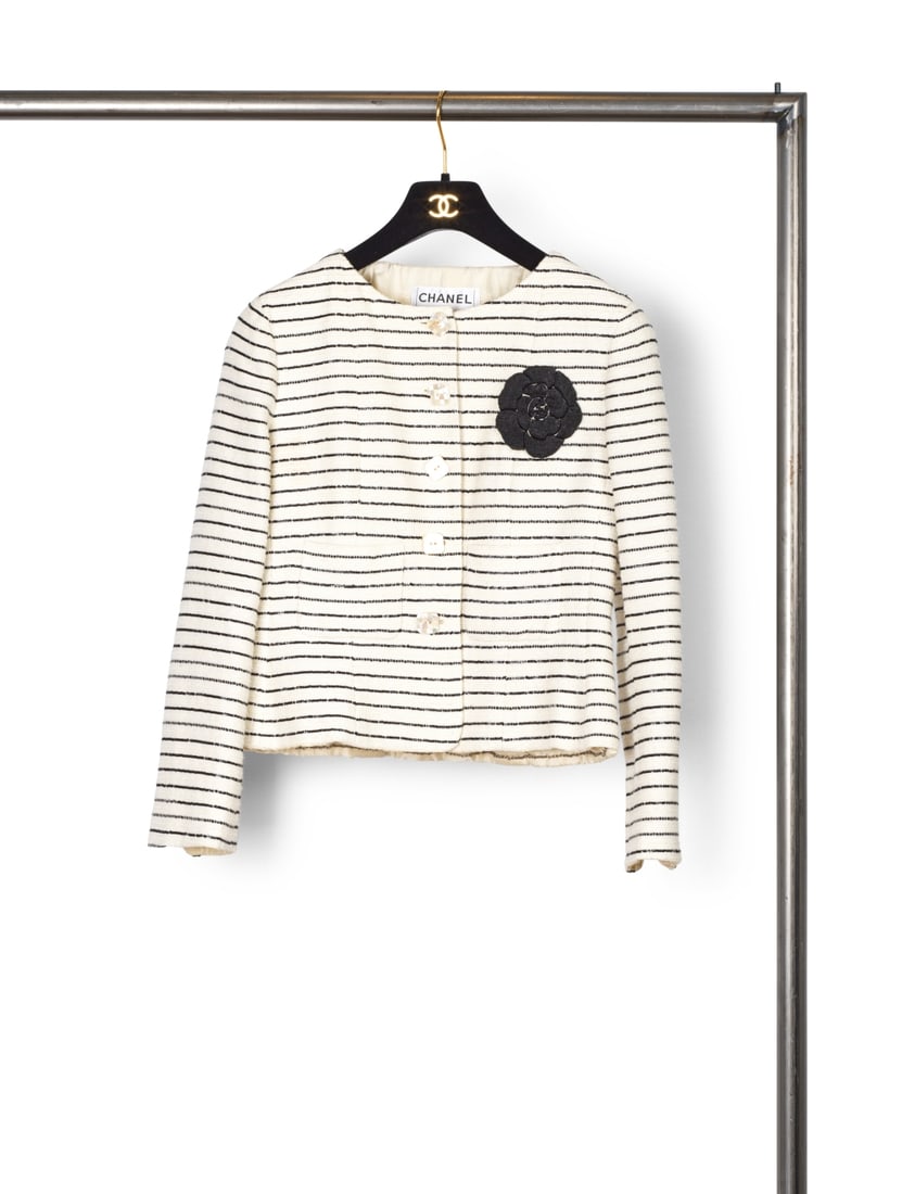 Chanel, collection Prêt-à-Porter, Croisière 2001. Veste Camélia en tweed bla...: Chanel, collection Prêt-à-Porter, Croisière 2001. Veste Camélia en tweed blanc et rayures de sequins noirs. Chanel, Ready-to-Wear collection, Cruise 2001. Camelia white tweed jacke
