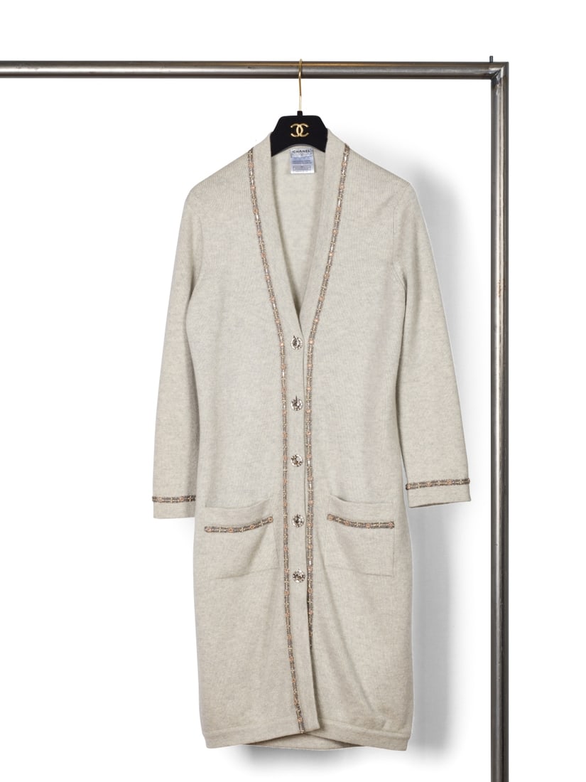 Chanel, collection Prêt-à-Porter, Croisière 2008 Chanel Line. Long gilet en cache...: Chanel, collection Prêt-à-Porter, Croisière 2008 Chanel Line. Long gilet en cachemire gris perle brodé.. Chanel, Ready-to-Wear Collection, Cruise 2008 Chanel Line. Long embroidered