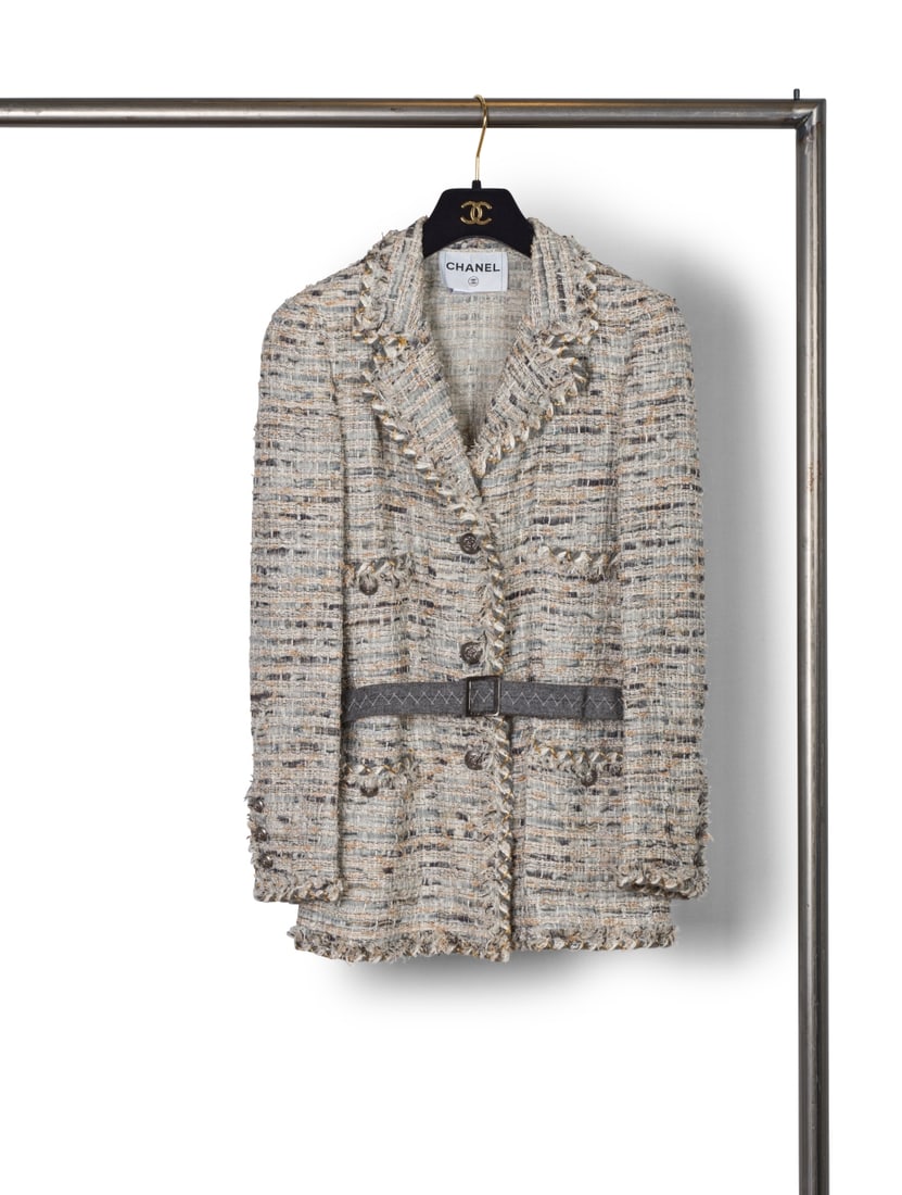 Chanel, collection Prêt-à-Porter, Automne/Hiver 2008. Veste à rubans dans les ton...: Chanel, collection Prêt-à-Porter, Automne/Hiver 2008. Veste à rubans dans les tons gris et lurex or, argent. Chanel, Ready-to-Wear collection, Autumn/Winter 2008. Jacket with ribbons in