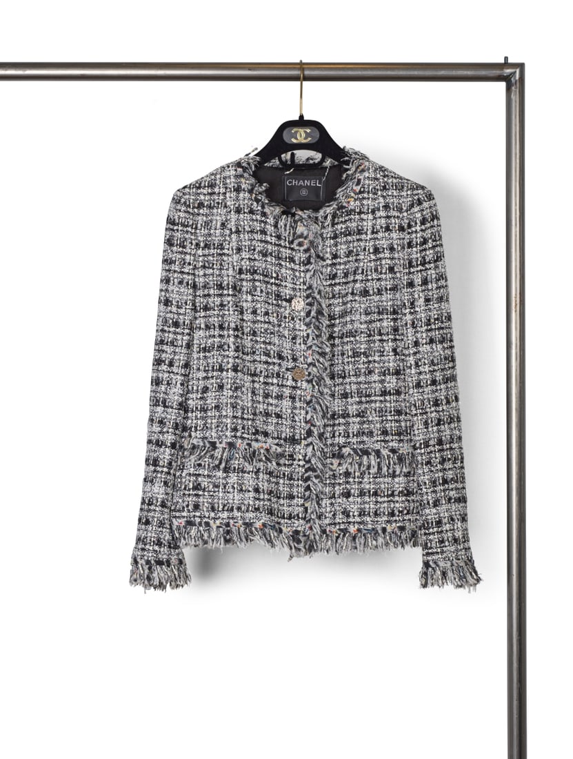 Chanel, collection Prêt-à-Porter, Printemps-Eté 2004. Veste en tweed noir et blan...: Chanel, collection Prêt-à-Porter, Printemps-Eté 2004. Veste en tweed noir et blanc chiné de ruban multicolore. Chanel, Ready-to-Wear collection, Spring-Summer 2004. Jacket in black