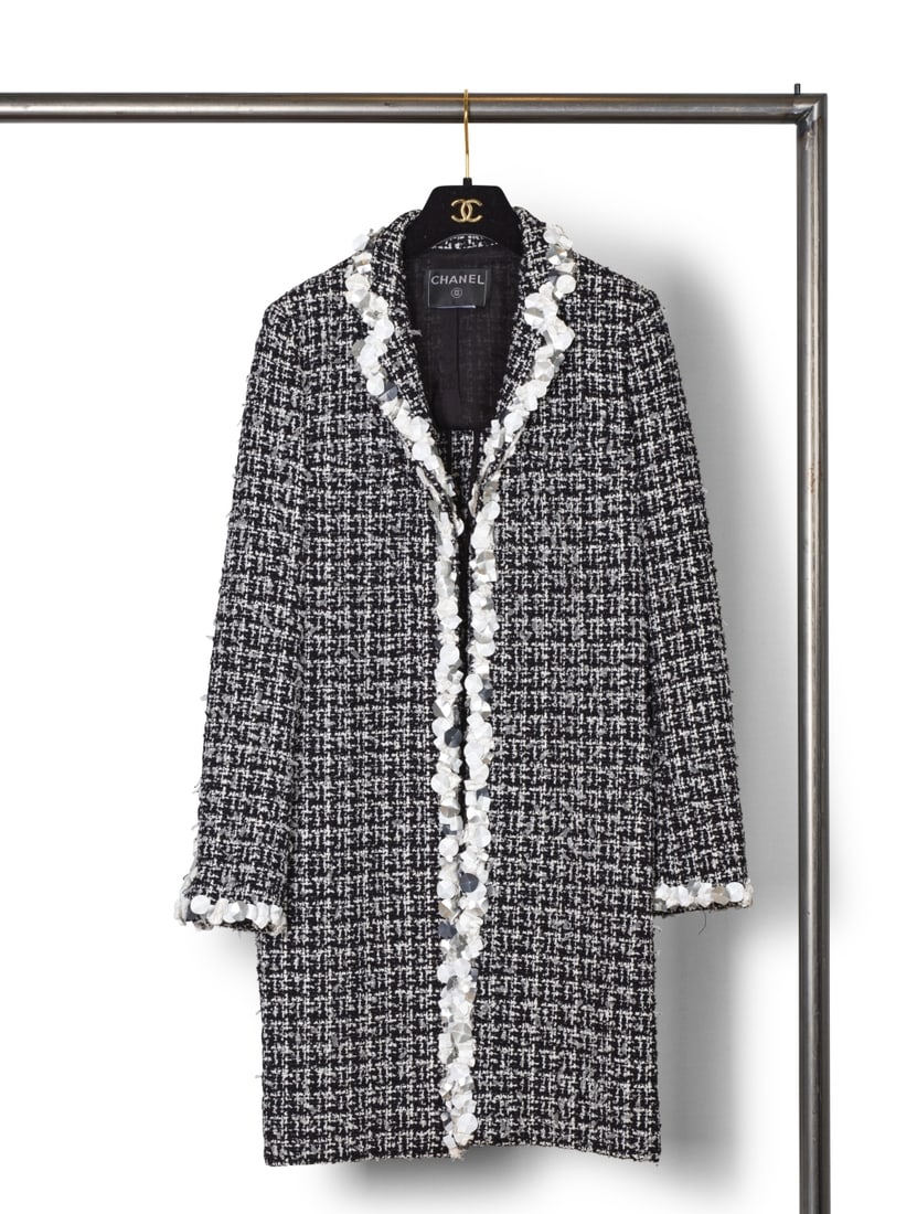 Chanel, collection Prêt-à-Porter, Printemps-Eté 2009. Manteau en tweed noir et bl...: Chanel, collection Prêt-à-Porter, Printemps-Eté 2009. Manteau en tweed noir et blanc gansé de pastilles brodées. Chanel, Ready-to-Wear collection, Spring-Summer 2009. Black an