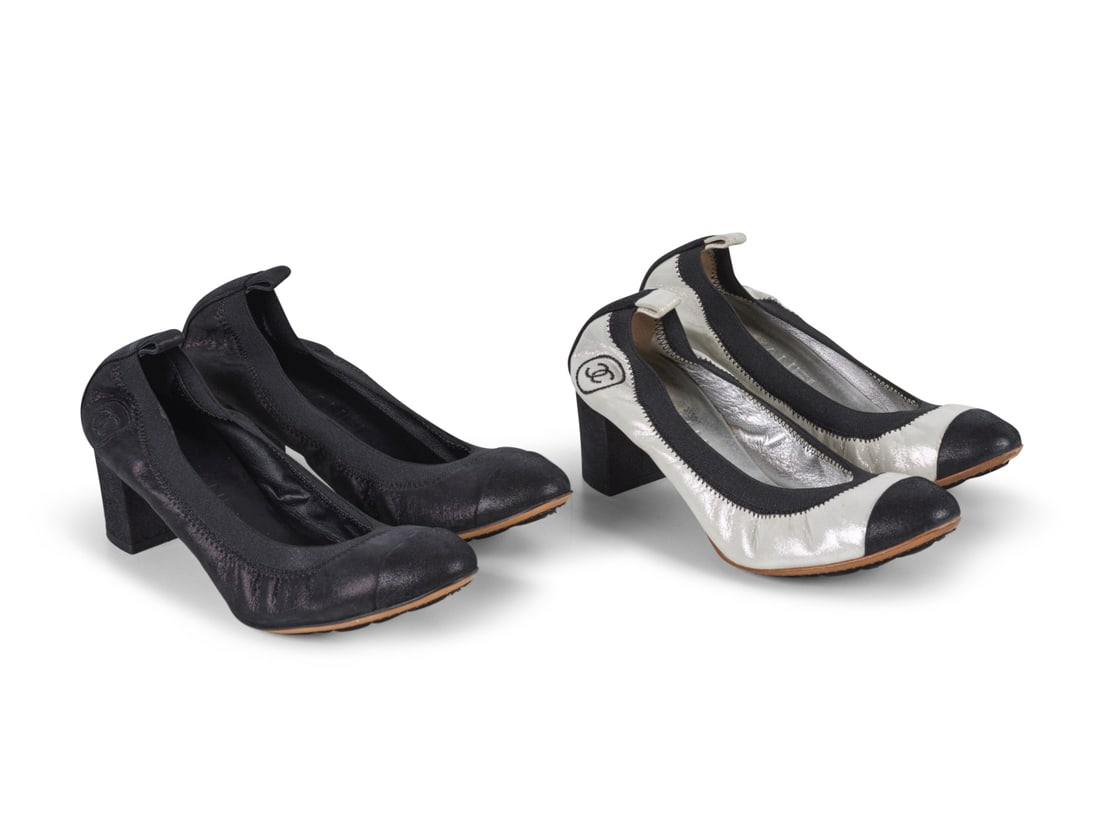 Chanel. Deux paires de ballerines à talon en cuir irisé noir et argent. Chanel. Two pa... (1 of 1)