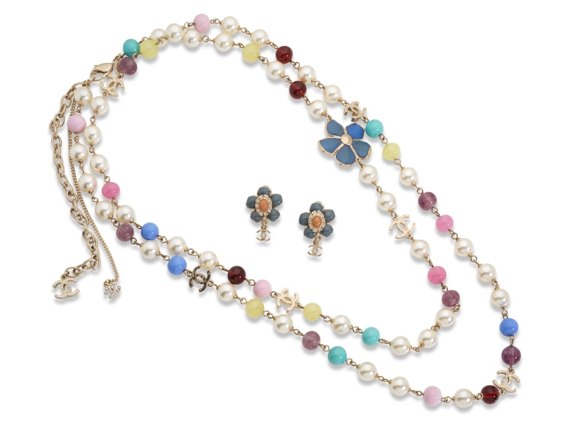 Chanel, collection Prêt à Porter Printemps/Eté 2009. Sautoir et clips d'oreilles ...: Chanel, collection Prêt à Porter Printemps/Eté 2009. Sautoir et clips d'oreilles Fleurs de perles d'imitation multicolores. Chanel, Ready-to-Wear Spring/Summer 2009 collection. Flover l